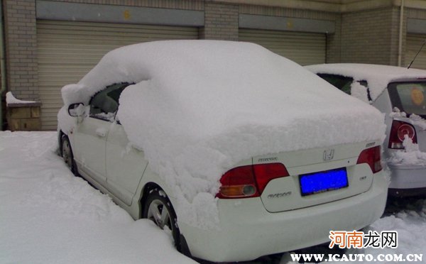 冬天没有车库怎么保护车？雪天如何清理车上的积雪