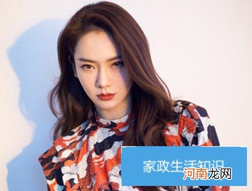 长发女生也能梳油头 2019女生梳三七分油头发型转换酷帅方式