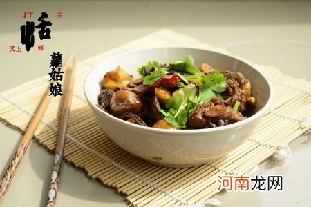 板栗黄焖鸡的做法