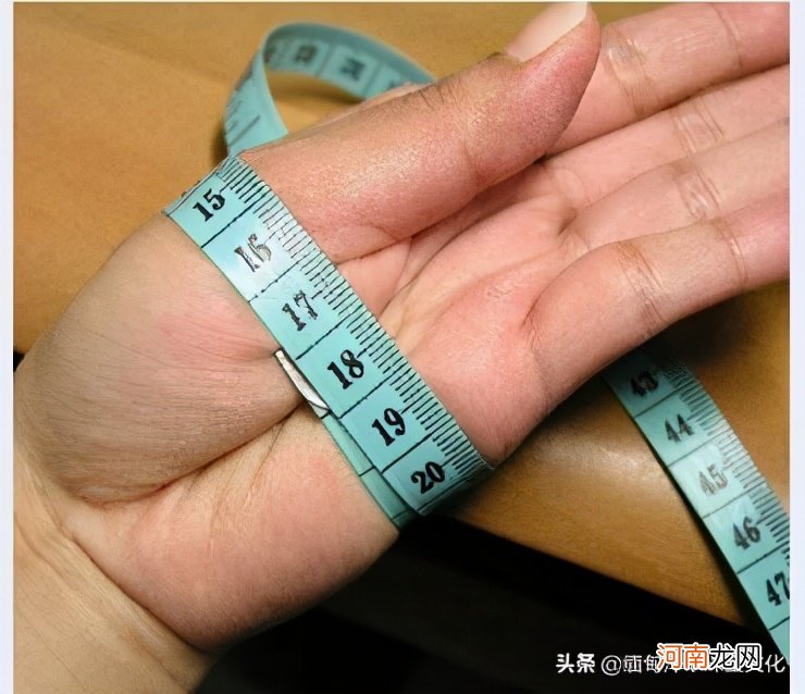 如何在家徒手测量手镯尺寸 如何测量手镯尺寸？