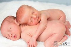 一个月宝宝每天可以睡几个小时？为什么睡觉会不安稳？