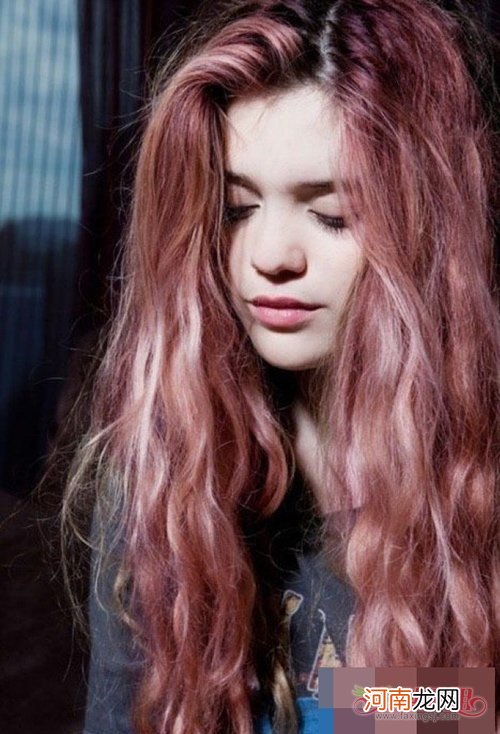 冬天女挑染出美白显气场发色 迷上长卷发的女生围观这七款发