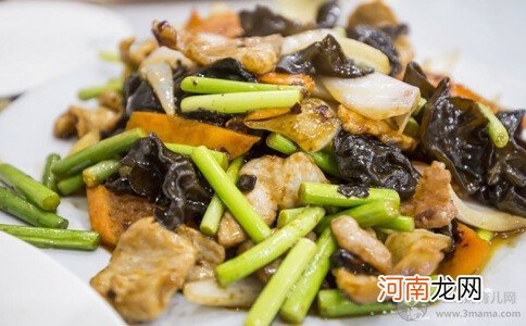 孕期食谱 木耳银芽炒肉丝的做法