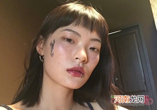 头发稀少女生合适剪短发吗 秀发美少女生梳短发烫一烫才时髦