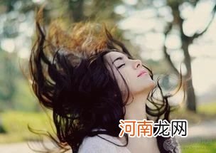 水瓶座女生喜欢一个人的表现