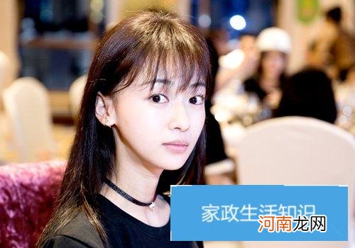 九零后变成中年人？ 不愿变老的女生秋冬季长头发那样打理时髦出彩