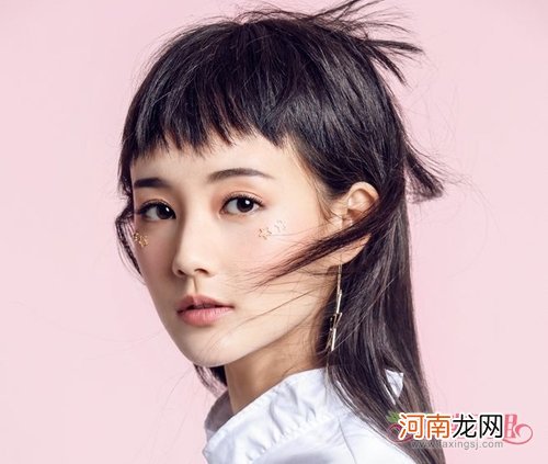 对于校园女生最美不过黑长直 初中女生梳黑色长直发开拓创新才不俗气