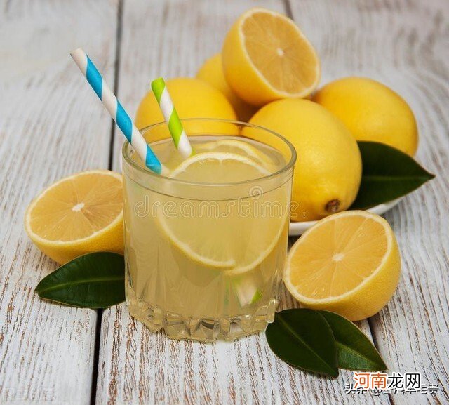 香港人喜欢喝柠檬水。香港人怎么说柠檬茶？