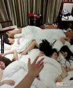 和一群美女一起睡觉拍照真实