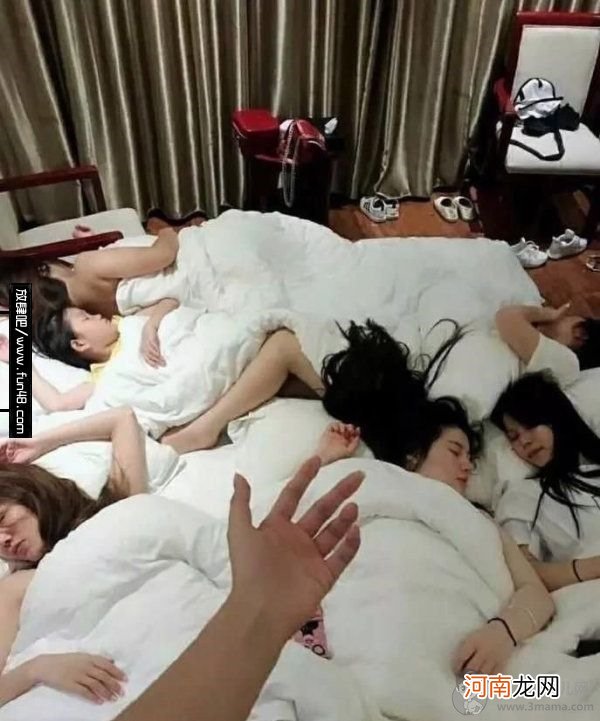 和一群美女一起睡觉拍照真实