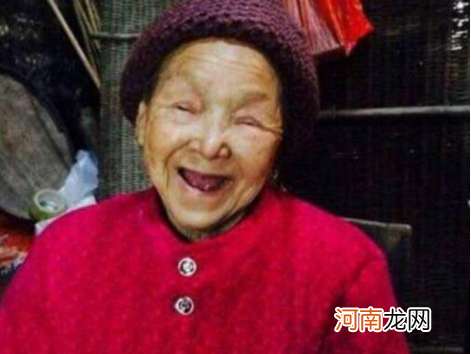 90岁的老太一生结过三次婚，17个孩子都死了。她一生中从未吃过香蕉，用红薯充饥