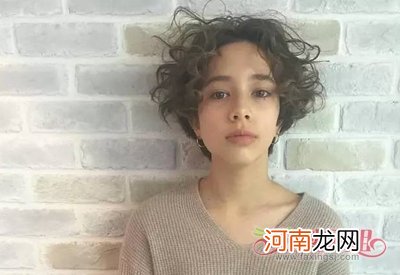 短发女生烫小卷秒变非主流女生潮gir 个性化减龄的女生小卷爆炸头短发型