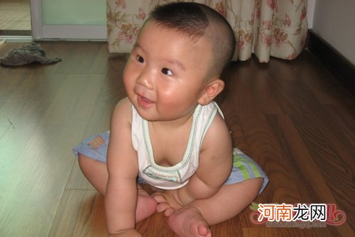 一岁男宝宝专属的短头发有什么 尽显男童时尚潮流的两边铲掉短头发