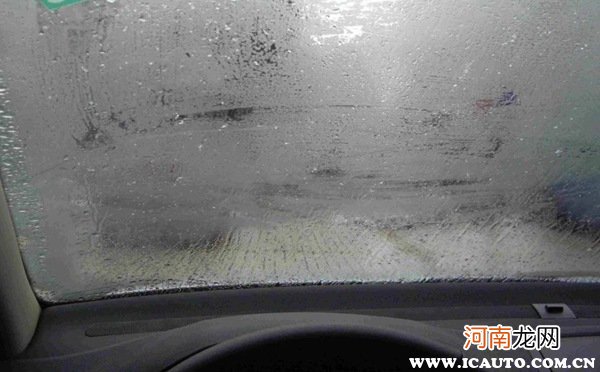 冬天开车玻璃除雾要一直开吗？冬季汽车除雾的正确方法