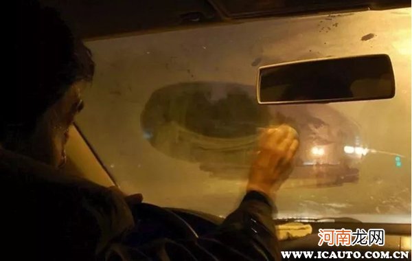 汽车冬天怎么除雾？车窗玻璃起雾如何解决