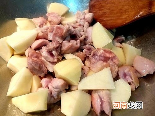 马铃薯炖鸡肉盖饭
