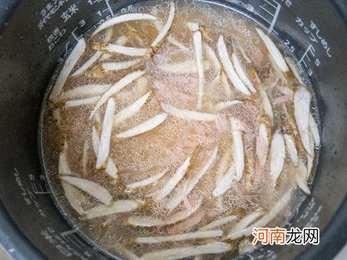 电饭锅做鲔鱼牛蒡炊饭