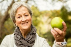 中老年人“素食”，对防止和减轻三高有益处，另外也要把握3要素
