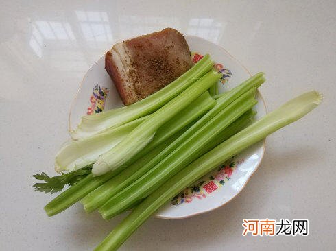 烟熏腊肉炒芹菜