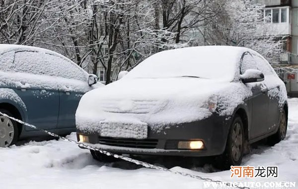 下雪后车上的雪要及时清理吗？下雪后车上雪不扫行吗