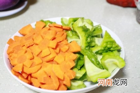 五花肉炒苦瓜的做法