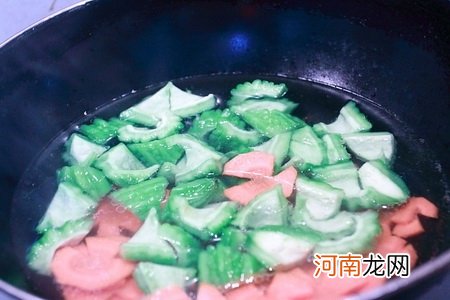 五花肉炒苦瓜的做法