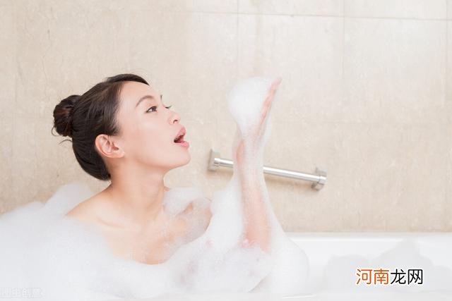 不管男女，为了更好地身心健康，“洗澡”时尽可能不做3件事，不给身体添麻烦