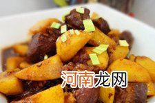 五花肉炖土豆的做法