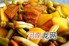 五花肉炖土豆的做法