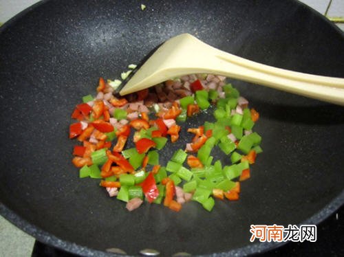 牛肉香肠蛋黄炒饭