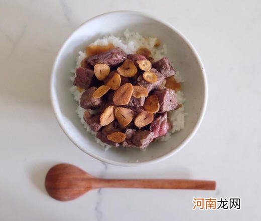 上班族方便：蒜片骰子牛肉配和风洋葱酱