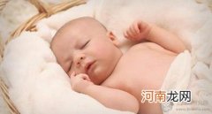一个月新生儿睡觉姿势怎样才正确，新生儿侧睡好还是平躺好？