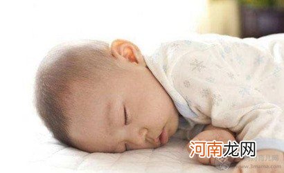 一个月新生儿睡觉姿势怎样才正确，新生儿侧睡好还是平躺好？