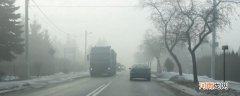 汽车停车不动里面起雾，停放的汽车车内起雾正常吗