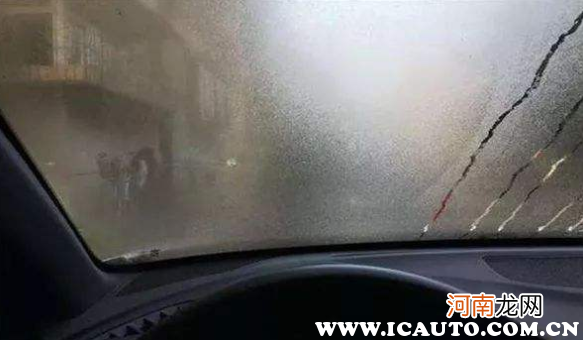 汽车吹玻璃的标志图，前挡风玻璃除雾标志