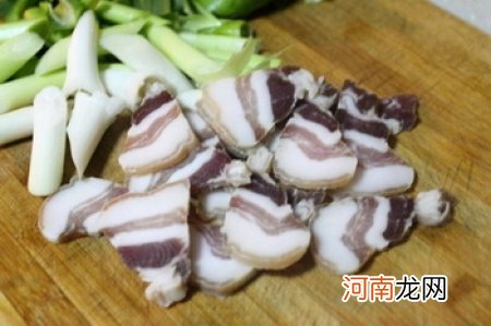 黑木耳炒腊肉的做法