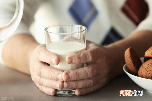 中老年人多喝牛奶能补钙吗？真实补钙的，可能是3个不起眼的习惯