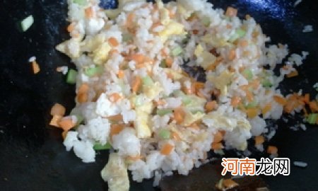 西瓜皮鸡蛋炒米饭的做法