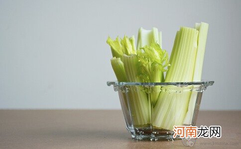 孕期预防便秘食谱 鸡丝芹菜沙拉