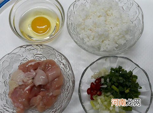 蒜香鸡肉黄金蛋炒饭