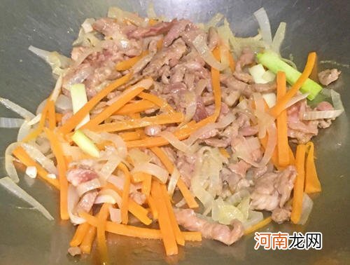 10分钟快手主食 高丽菜肉丝炒面