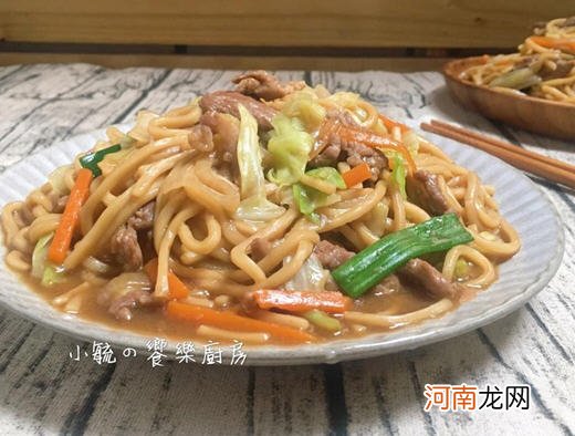 10分钟快手主食 高丽菜肉丝炒面