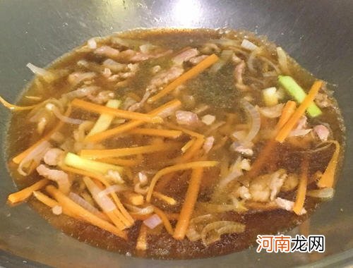 10分钟快手主食 高丽菜肉丝炒面