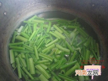 芹菜凉拌花生米的做法