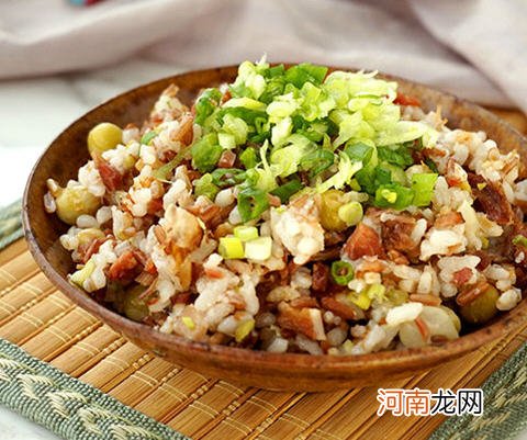 腊肉豌豆焖红米饭