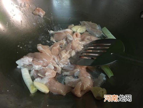鸡胸肉炒茭白笋丝