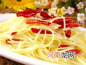 日常酸辣土豆丝的做法有哪些？菜品特色是什么？