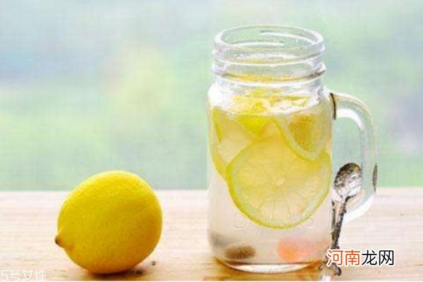柠檬水搭配哪些泡比较好 怎么用柠檬泡水喝美白效果好