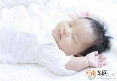为什么宝宝会睡偏头？经常改变宝宝睡姿可以预防偏头？