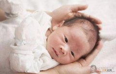 一个月宝宝拍嗝需要拍多久？怎么预防宝宝吃奶打嗝？